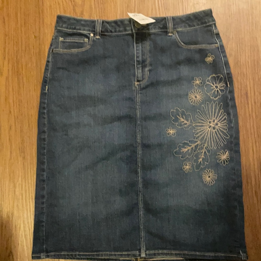 Knee length denim skirt w/gold embroidery